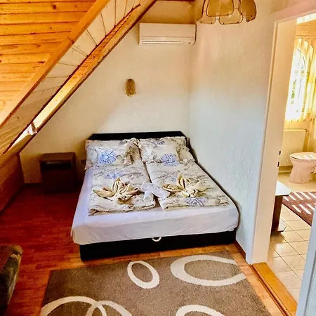 Szeibert Vendeghaz 公寓 *