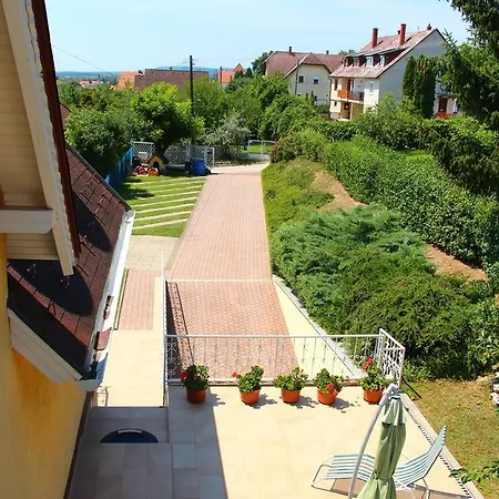 Szeibert Vendeghaz 公寓 *